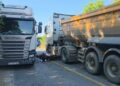 Çatalca'da kamyonların arasında kalan motosiklet sürücüsü ağır yaralandı