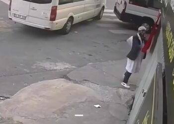 Kağıthane’de Türk bayrağını sökerek yere atan şüpheli yakalandı: Arada sırada kendimi kaybediyorum