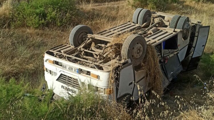 Tarım işçilerini taşıyan minibüs devrildi: 6’sı çocuk, 16 yaralı