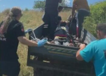 Yaylada düşerek yaralanan kişi patpatla ambulansa taşındı