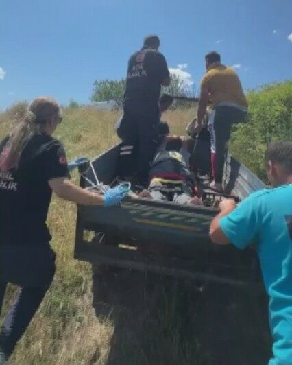 Yaylada düşerek yaralanan kişi patpatla ambulansa taşındı