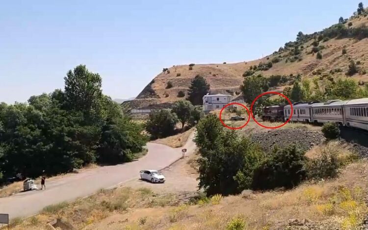 Yolcu treni hemzemin geçitte otomobile çarptı; kaza kamerada