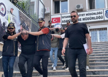 Fatih'te Suriyeli kuyumcuyu 'Dubai'de ticaret' vaadiyle dolandıran 3 şüpheli tutuklandı