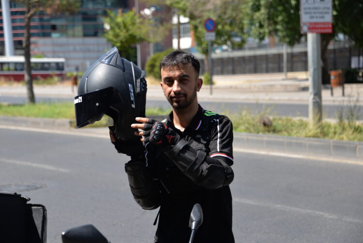 Motokurye, ağzındaki buğday tanesini çıkardığı serçeyi kurtardı