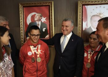 Bakan Bak, özel sporcular ile bir araya geldi