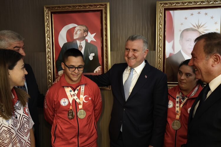 Bakan Bak, özel sporcular ile bir araya geldi