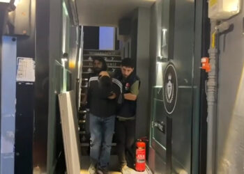 Eyüpsultan'da durdurulan motosiklette uzun namlulu silah ve el yapımı bomba ele geçirildi: 3 tutuklama