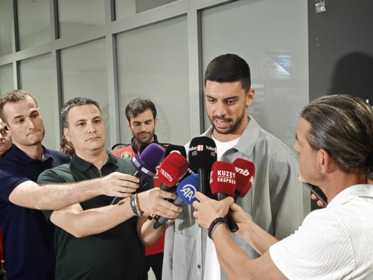 Trabzonspor’un yeni transferi Cenk Özkaçar Trabzon'da