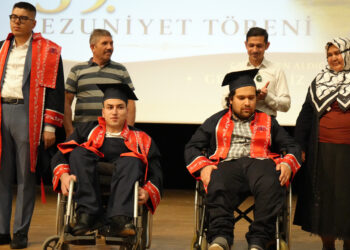 Annesinin tekerlekli sandalyeyle okula getirip götürdüğü Abdulsamet, üniversiteyi dereceyle bitirdi