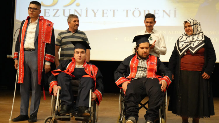 Annesinin tekerlekli sandalyeyle okula getirip götürdüğü Abdulsamet, üniversiteyi dereceyle bitirdi