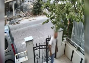 Avcılar’da binanın korkuluğunu söküp çaldı; bahçe kapısından yürüyerek çıktı
