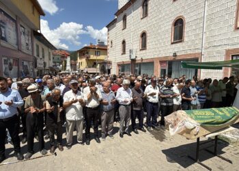 TIR ile çarpışan otomobilde ölen evli çift toprağa verildi