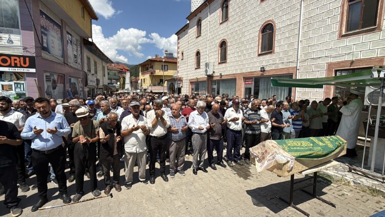 TIR ile çarpışan otomobilde ölen evli çift toprağa verildi