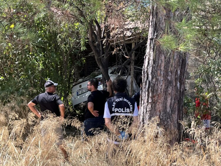 Otomobil, bağ evine daldı; sürücü öldü, nişanlısı yaralandı