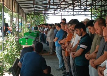 Öldürülen 3 kişi, saldırıya uğradıkları mezarlıkta son yolculuklarına uğurlandı