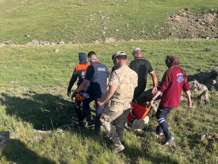 Tendürek Dağında rahatsızlanan vatandaş hastaneye kaldırıldı