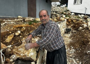 Unutulmaya yüz tutan taş duvar ustalığını 50 yıldır sürdürüyor