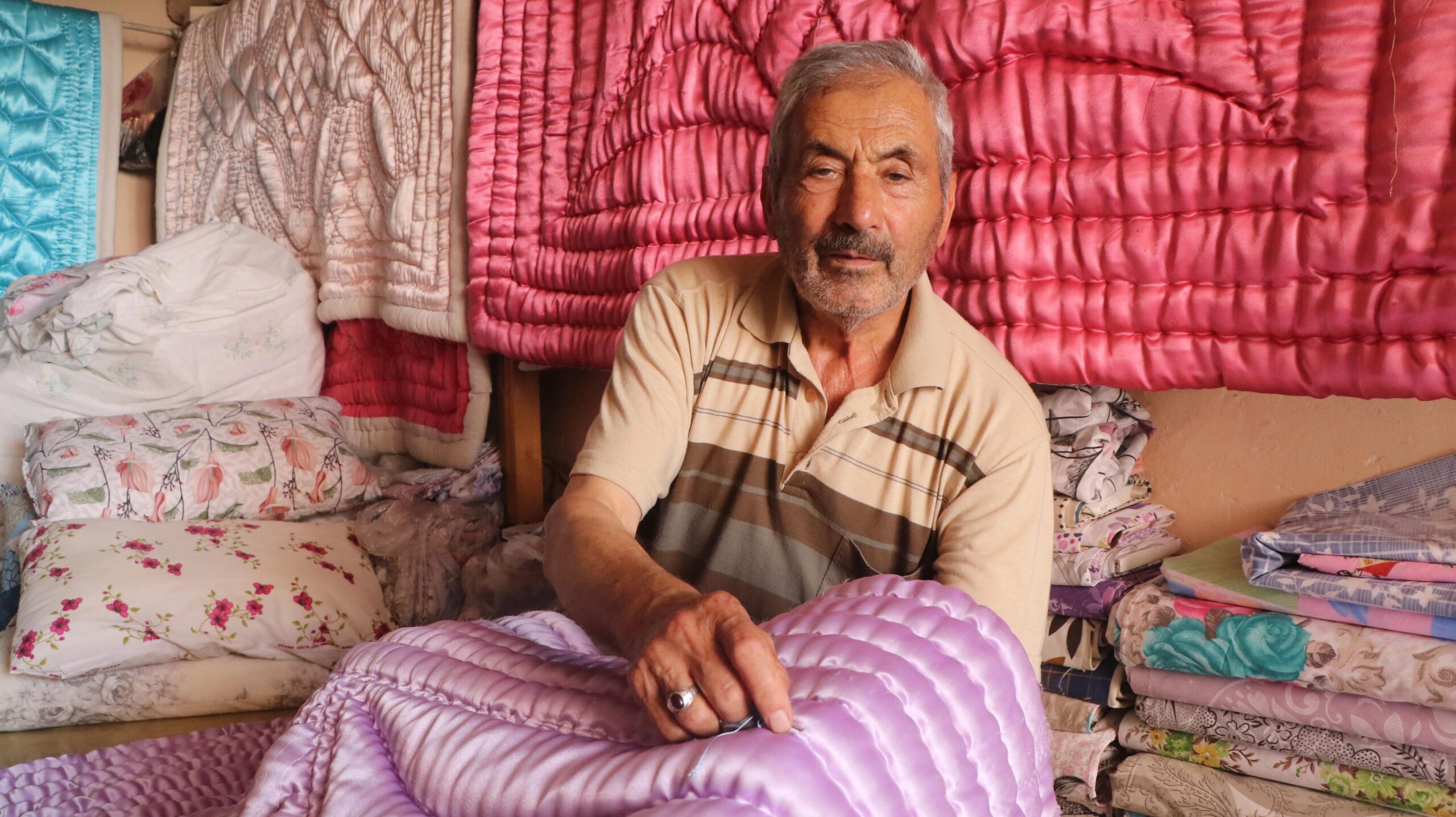 80 yaşındaki yarım asırlık yorgancı, mesleğini yaşatmaya çalışıyor