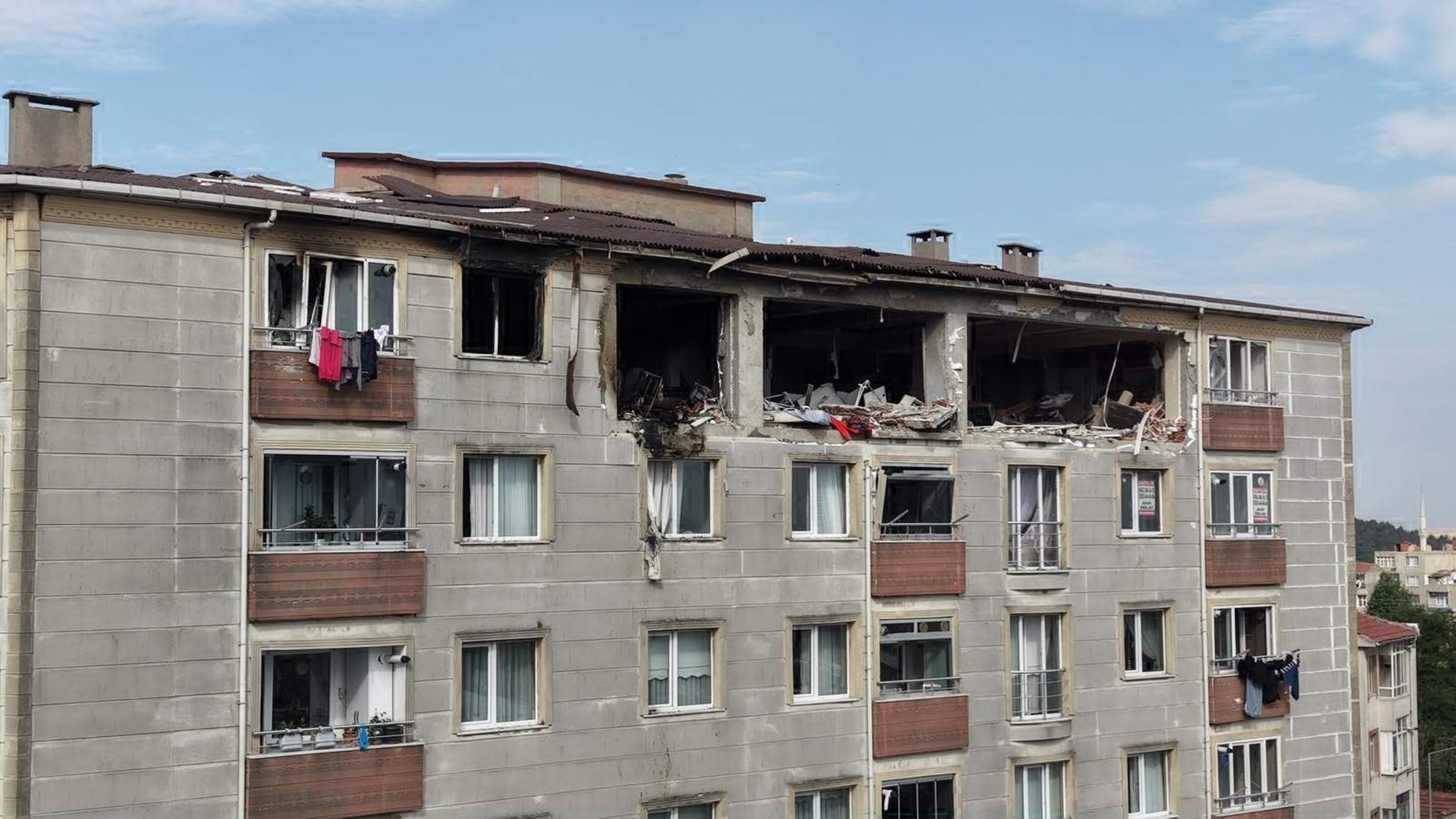 Apartman dairesinde 2 kişinin öldüğü patlamanın neden olduğu hasar sabah ortaya çıktı