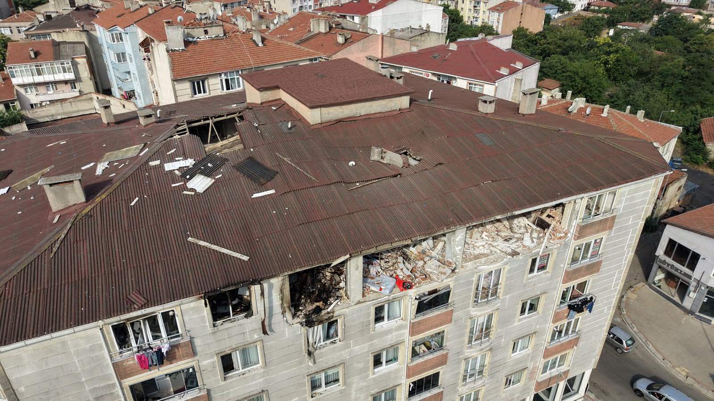 Apartman dairesinde 2 kişinin öldüğü patlamanın neden olduğu hasar sabah ortaya çıktı