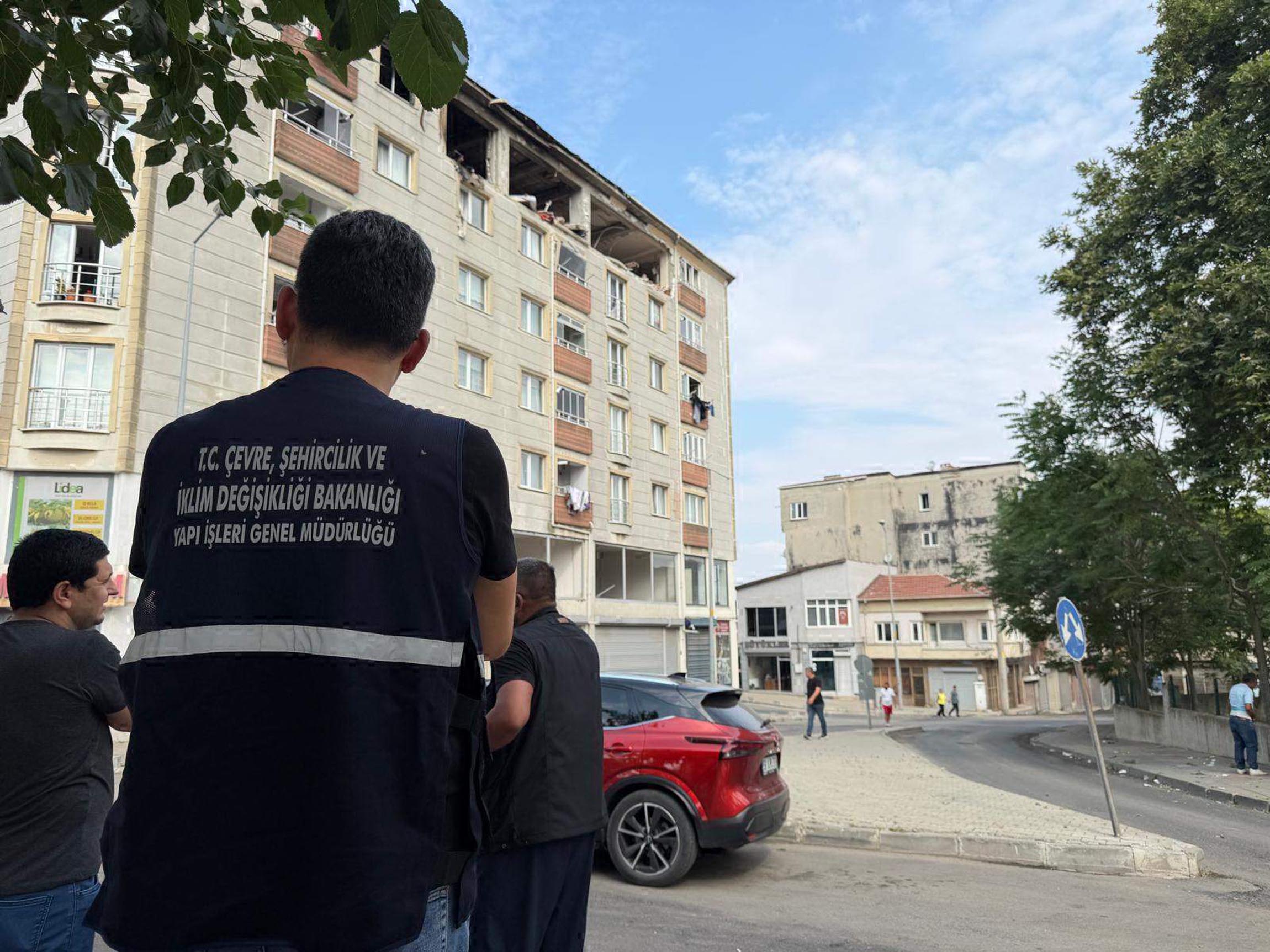 Apartman dairesinde 2 kişinin öldüğü patlamanın neden olduğu hasar sabah ortaya çıktı