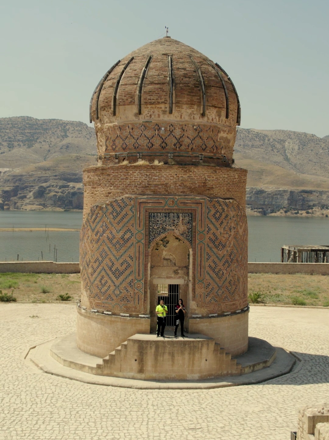 Batman polisi, Hasankeyf’in tarihi dokusu ile müziği buluşturdu