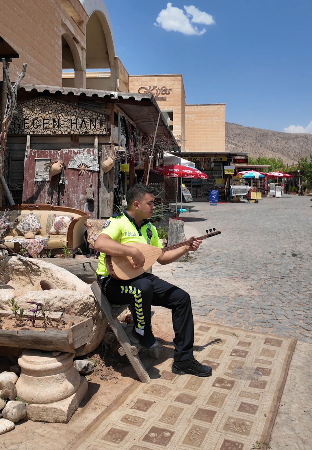 Batman polisi, Hasankeyf’in tarihi dokusu ile müziği buluşturdu