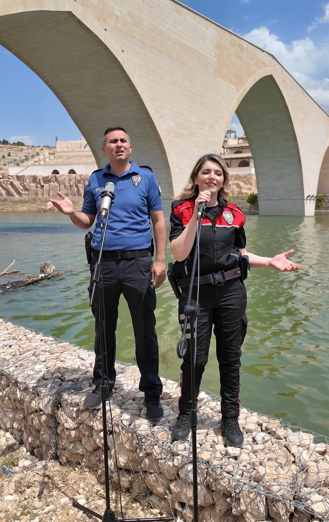 Batman polisi, Hasankeyf’in tarihi dokusu ile müziği buluşturdu