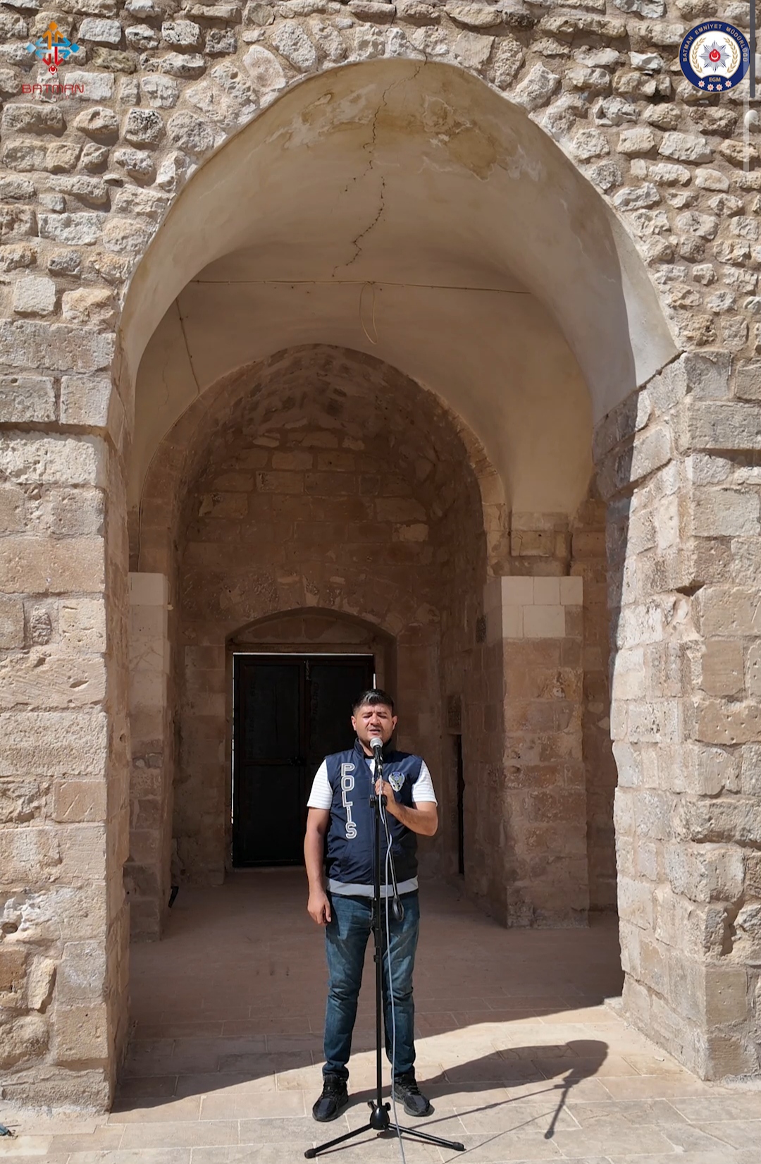 Batman polisi, Hasankeyf’in tarihi dokusu ile müziği buluşturdu