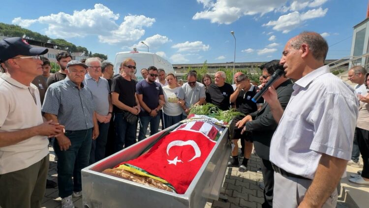 Kuşadası'nda denizde boğulan 3 kişiden emekli öğretmen toprağa verildi