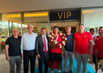 Dünya şampiyonu kürekçi Rahmi Kaan Karahan coşkuyla karşılandı