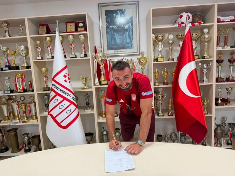 Ayvalıkgücü'nde savunma için 2 imza tamam