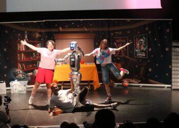 Yapay zeka destekli robot, çocuk tiyatrosunda sahneye çıktı
