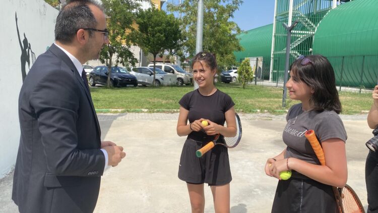 Iğdır kayısısı, tenis turnuvasında sporculara ikram edildi