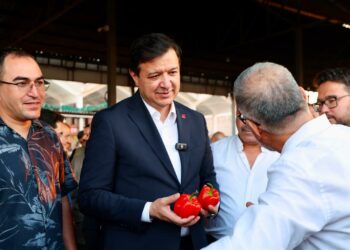 Mahmut Arıkan, Antalya Toptancı Hali'ni ziyaret etti