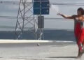 Hadımköy'de yoldan geçen araçlara taş attı; çevredekiler tepki gösterdi