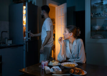 Gece Acıkmaları Nasıl Önlenir? Sürekli Gece Yeme İsteğinin Nedenleri ve Etkili Çözüm Önerileri