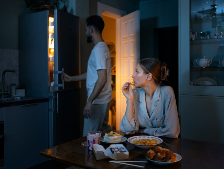 Gece Acıkmaları Nasıl Önlenir? Sürekli Gece Yeme İsteğinin Nedenleri ve Etkili Çözüm Önerileri