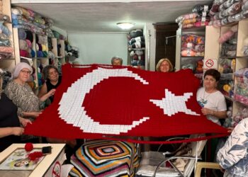 15 kadın 10 günde ilmek ilmek Türk bayrağı ördü! 1813 motif birleştirildi