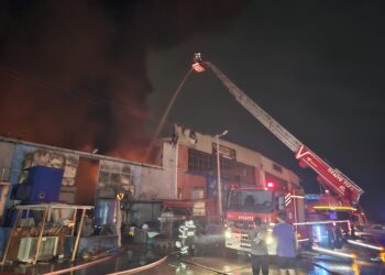 Adana'da kauçuk ayakkabı tabanı fabrikasında yangın