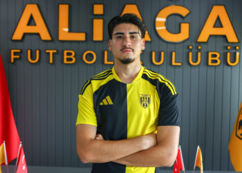 Aliağa FK'nın yeni transferi hapisten çıktı, imzayı attı. (Fotoğraf: İzmir DHA)