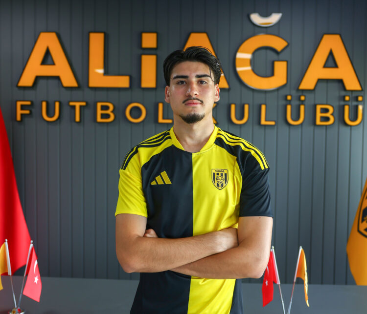 Aliağa FK'nın yeni transferi hapisten çıktı, imzayı attı. (Fotoğraf: İzmir DHA)
