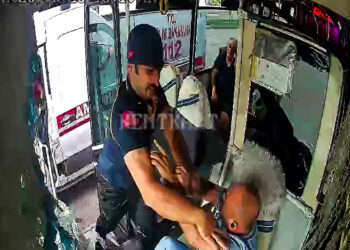Adana’da ambulans şoförü ile otobüs şoförü birbirine girdi! Kavga kamerada