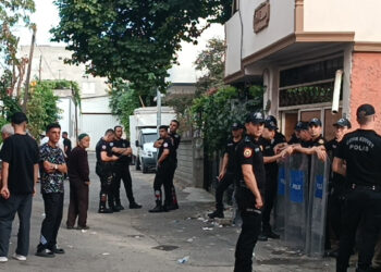 Annesini öldürüp çöp konteynerine attı, emniyete gidip teslim oldu