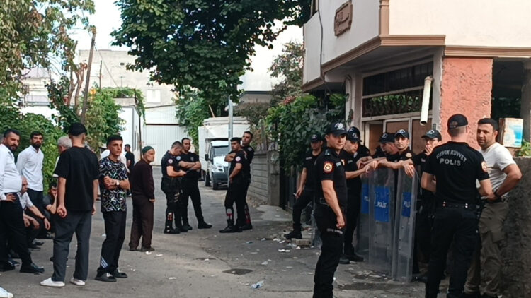 Annesini öldürüp çöp konteynerine attı, emniyete gidip teslim oldu