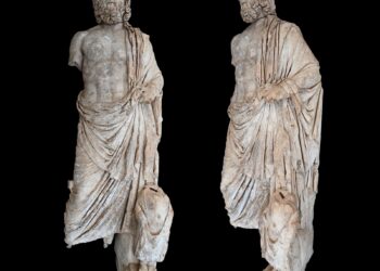 Antalya'da Aspendos Antik Kenti'nde gerçekleştirilen kazılarda 'sağlık tanrısı' Asklepios ile iyileşmenin simgesi oğlu Telesphoros’u birlikte betimleyen 2,20 metre boyunda mermer heykel grubu bulundu.
Fotoğraf: Ankara, (DHA)