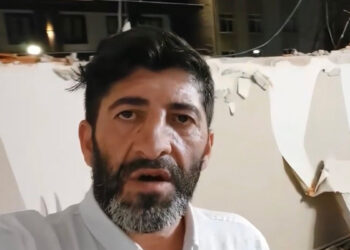 Avcılar’da koltukta uzandığı sırada iş makinesi dairenin duvarını yıktı