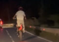 Beykoz’da motosikletlilerin tehlikeli yolculuğu kamerada; tek teker ilerleyip slalom yaptılar