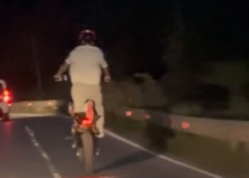 Beykoz’da motosikletlilerin tehlikeli yolculuğu kamerada; tek teker ilerleyip slalom yaptılar