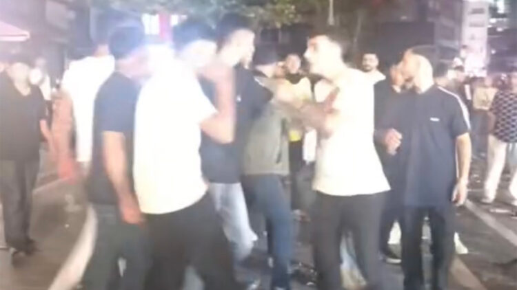 Beyoğlu’nda rapçi Poizi konserinde tekmeli yumruklu kavga kamerada; polis müdahale etti